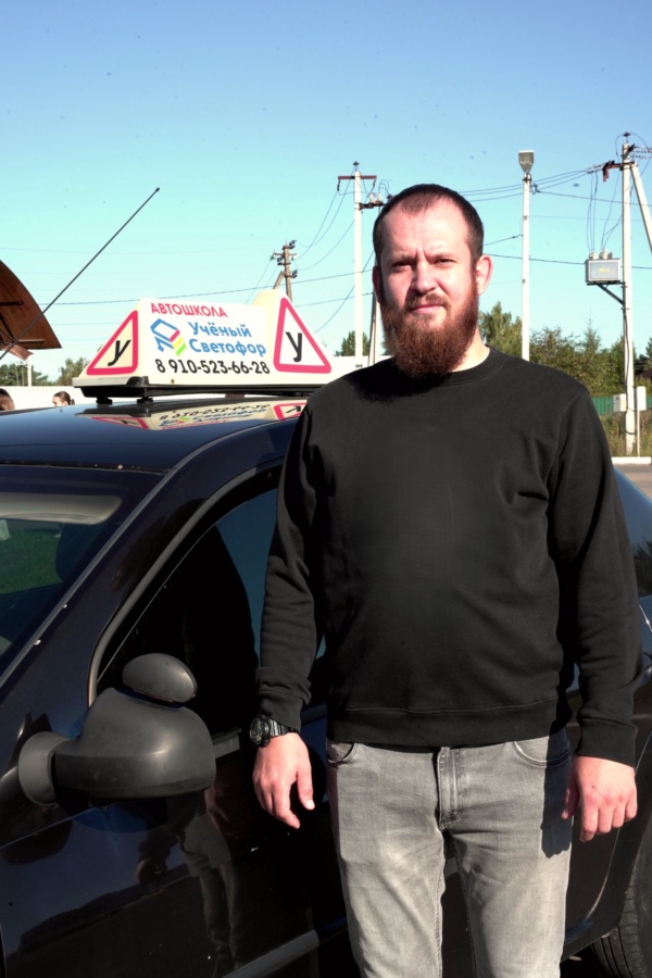 Сотрудник автошколы «Учёный Светофор»
