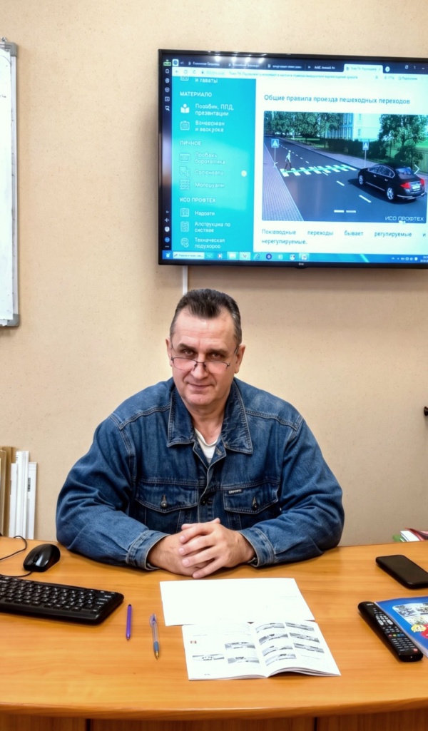 Сотрудник автошколы «Учёный Светофор»