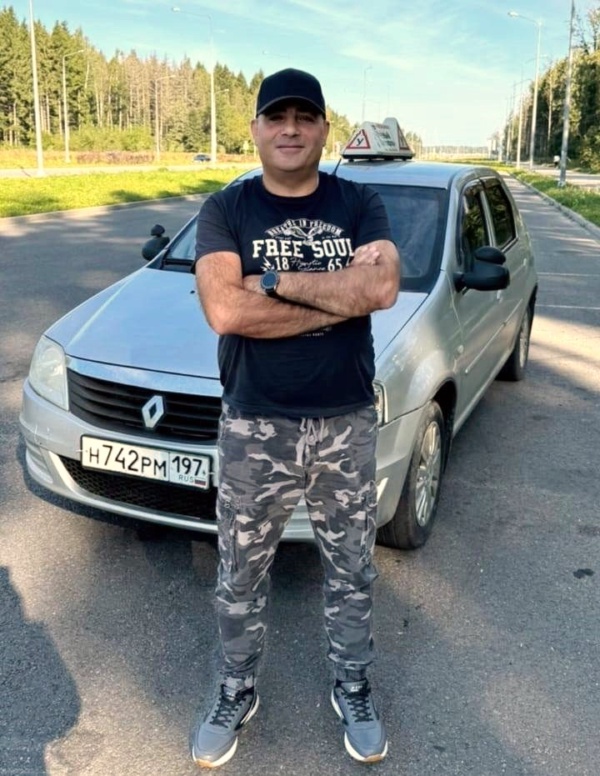 Сотрудник автошколы «Учёный Светофор»