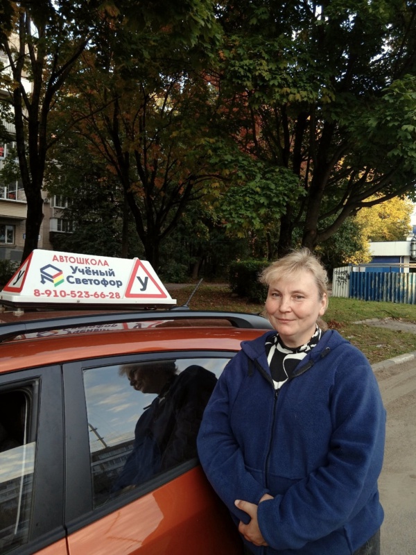 Сотрудник автошколы «Учёный Светофор»
