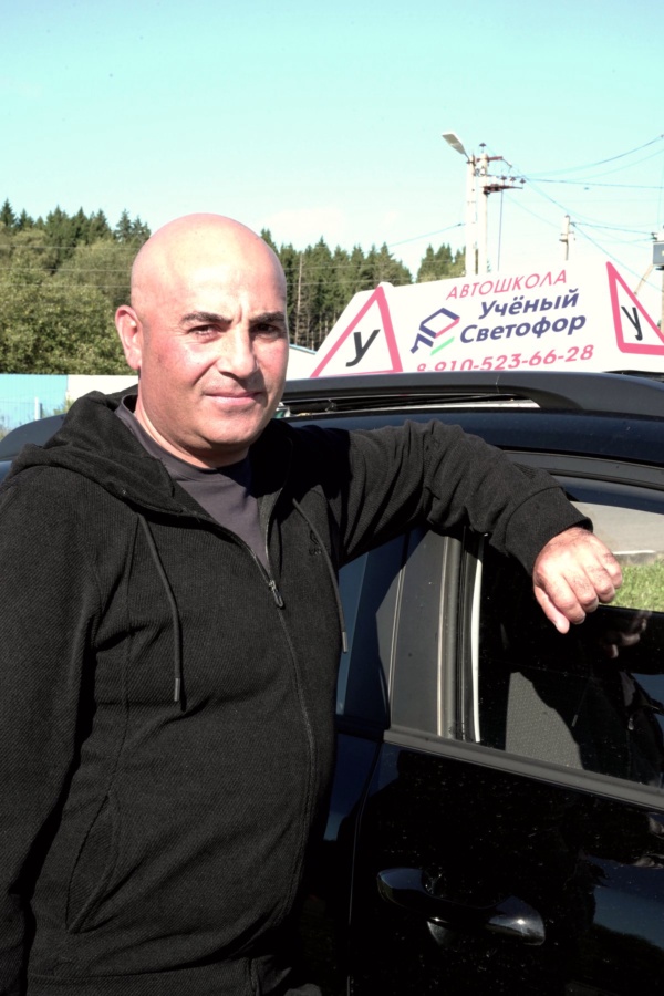Сотрудник автошколы «Учёный Светофор»