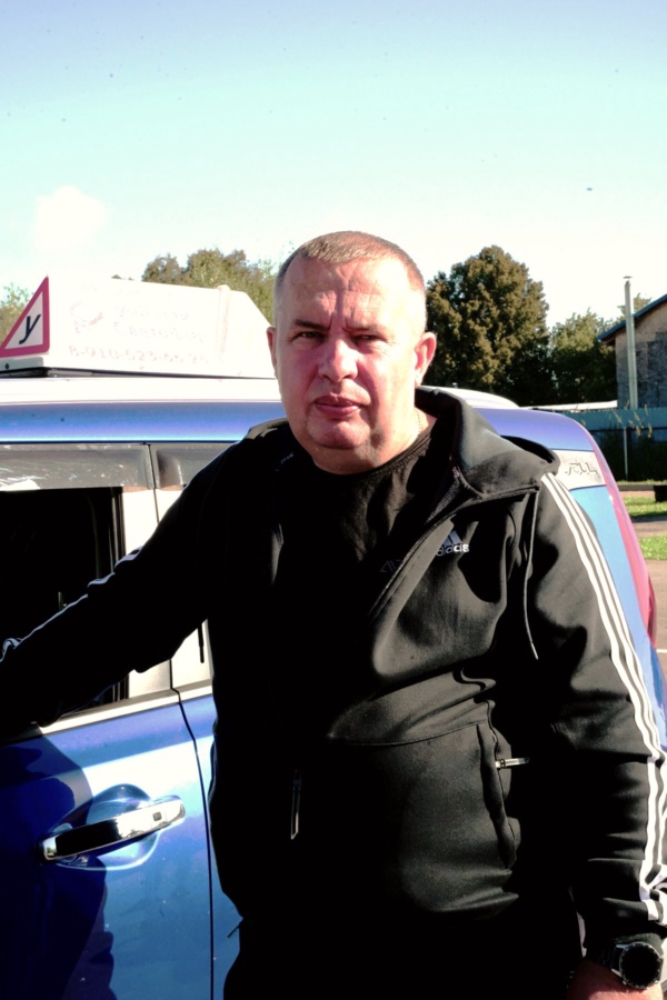 Сотрудник автошколы «Учёный Светофор»