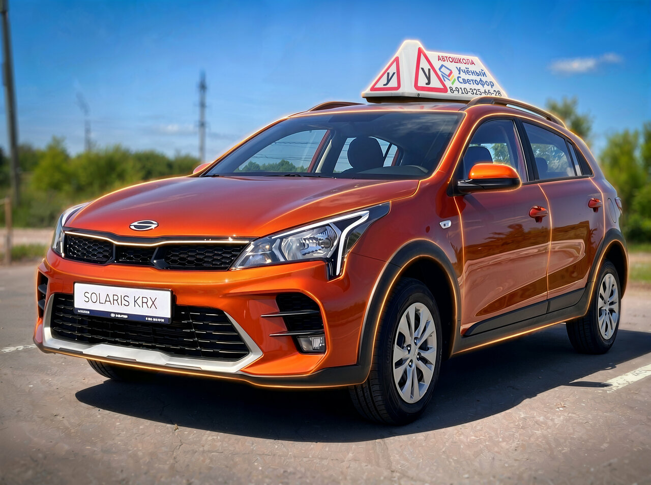 Новый учебный автомобиль автошколы «Учёный Светофор» со знаком на крыше